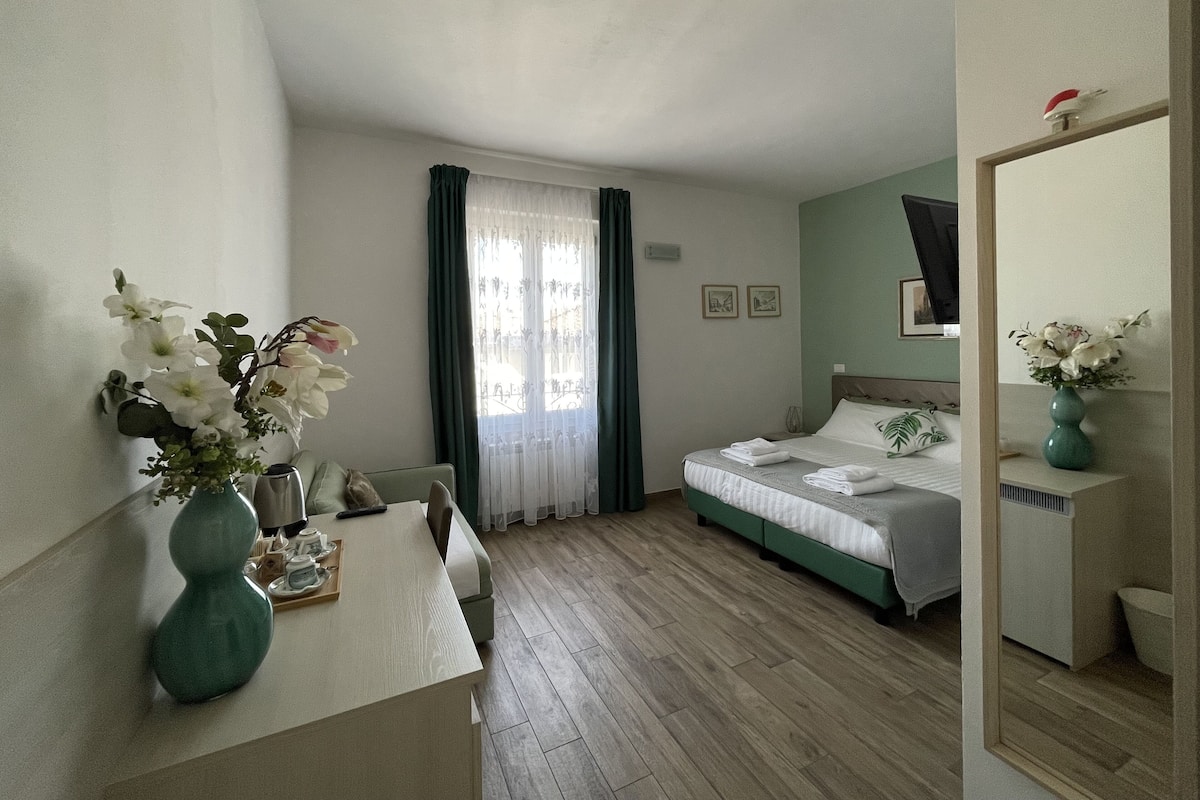 Double or Twin Room, Ensuite | Peti besi dalam bilik, meja, langsir/tirai gelap terus, kalis bunyi