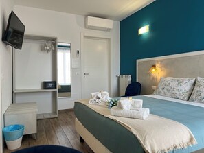In-room safe, desk, blackout drapes, soundproofing - Porta Alla Croce Guest House (Florence)