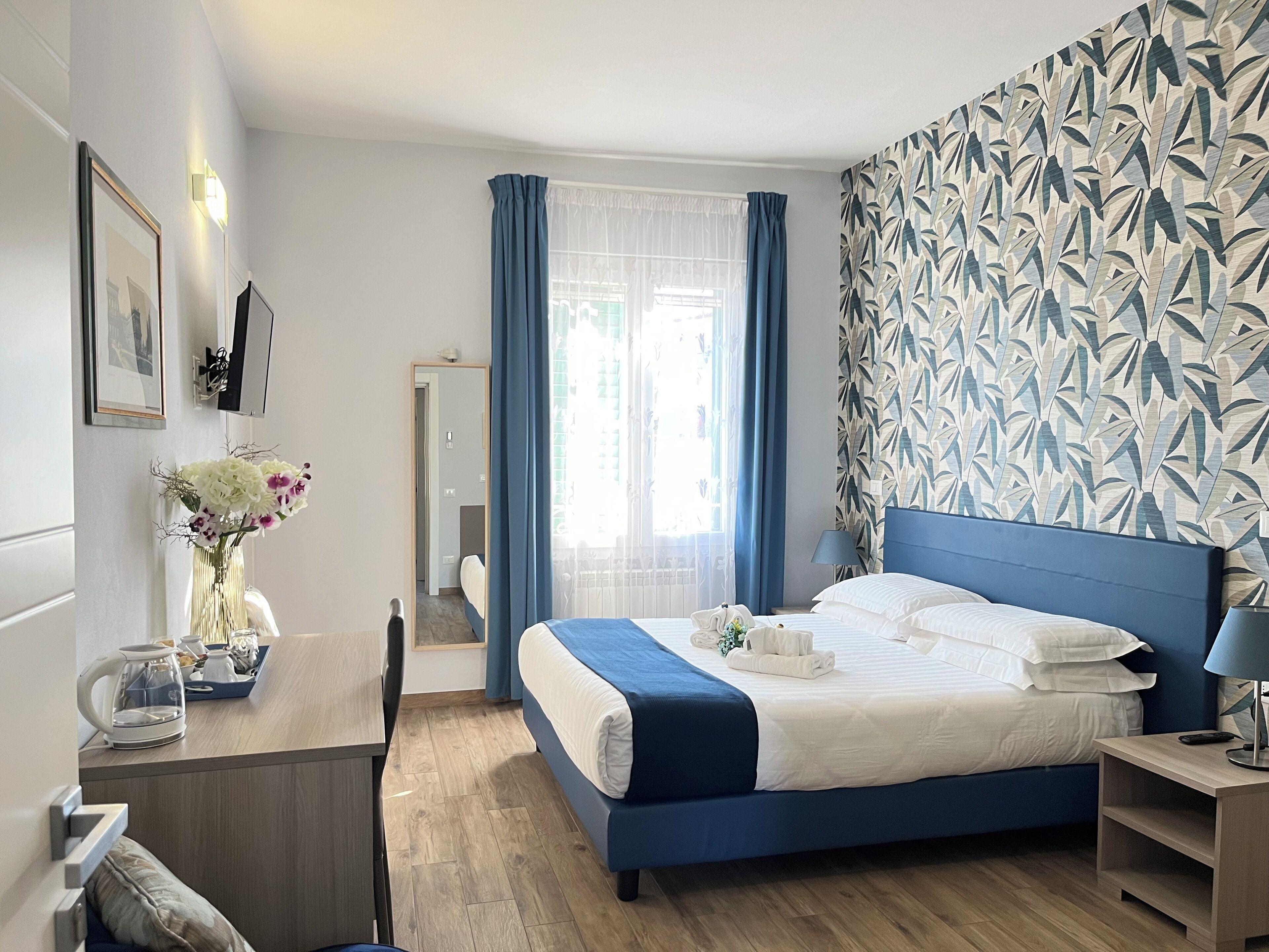 Una cassaforte in camera, una scrivania, tende oscuranti