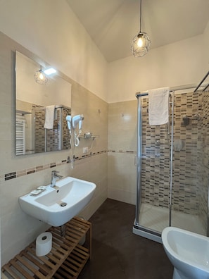 Shower, rainfall showerhead, free toiletries, hair dryer - Porta Alla Croce Guest House (Florence)