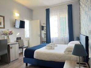 In-room safe, desk, blackout drapes, soundproofing - Porta Alla Croce Guest House (Florence)
