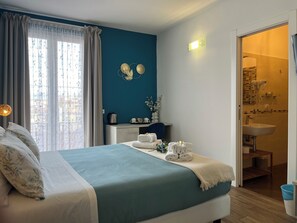 In-room safe, desk, blackout drapes, soundproofing - Porta Alla Croce Guest House (Florence)
