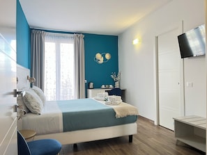 In-room safe, desk, blackout drapes, soundproofing - Porta Alla Croce Guest House (Florence)