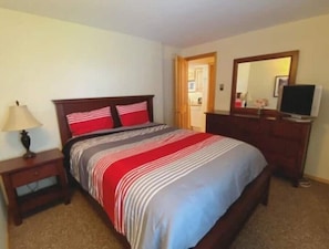1 bedroom, free WiFi, bed sheets - #155- Kater's Kabin Condo near large pool & shuttle to Gorge Amp-book separately (Quincy)