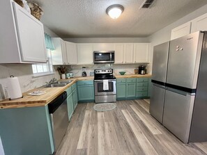 Frigorífico, microondas, horno y placa de cocina