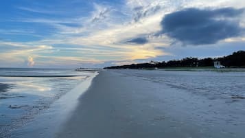 Beach nearby, sun loungers, beach towels