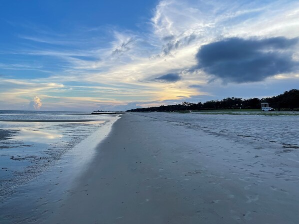 Ubicación cercana a la playa, tumbonas y toallas de playa
