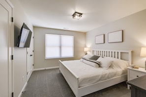 2 chambres, bureau, fer et planche à repasser, lit de bébé portatif