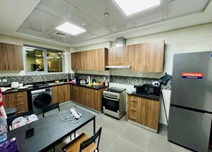 Fridge, microwave, oven, stovetop - Luxurious Modern Apartment with Patio, Kitchen, Pool (Dubai)