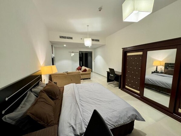 4 bedrooms, iron/ironing board, WiFi, bed sheets - Luxurious Modern Apartment with Patio, Kitchen, Pool (Dubai)