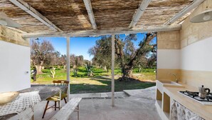 An open-plan kitchen with a view of a green landscape. - 3745 Trullo Puspo by Barbarhouse (Carovigno)