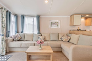 Living area - 2 Bed 6 Berth Lodge in Shorefield Oakdene Dorset (Ringwood)