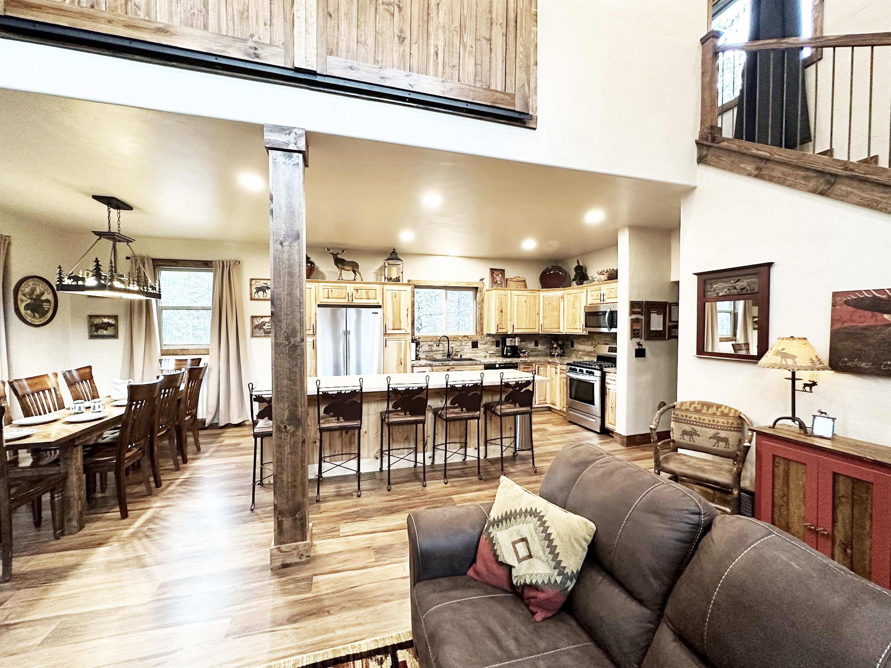 Smart TV, fireplace, books, stereo