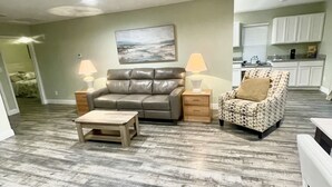 Smart TV, fireplace, printers - Cozy 2-bedroom 2 bath cottage in enjoyable Ocean Springs! Sleeps 4 guests. (Ocean Springs)
