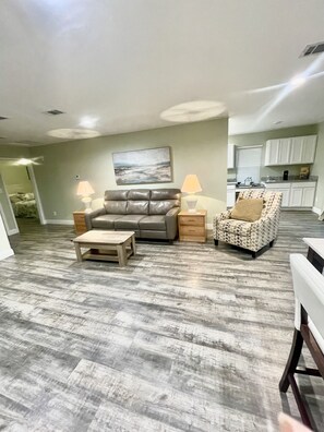 Smart TV, caminetto, stampante