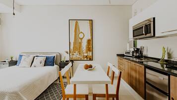 Deluxe Apartment, 1 Bedroom, City View, Tower | Dining room
