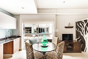 Superior Apartment, 1 Bedroom, Pool Access, Tower | Dining room