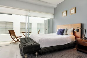 Apartamento superluxo, 1 cama Queen e sofá-cama, sacada, vista para a cidade | 1 quarto, individualmente decorados, individualmente mobiliados