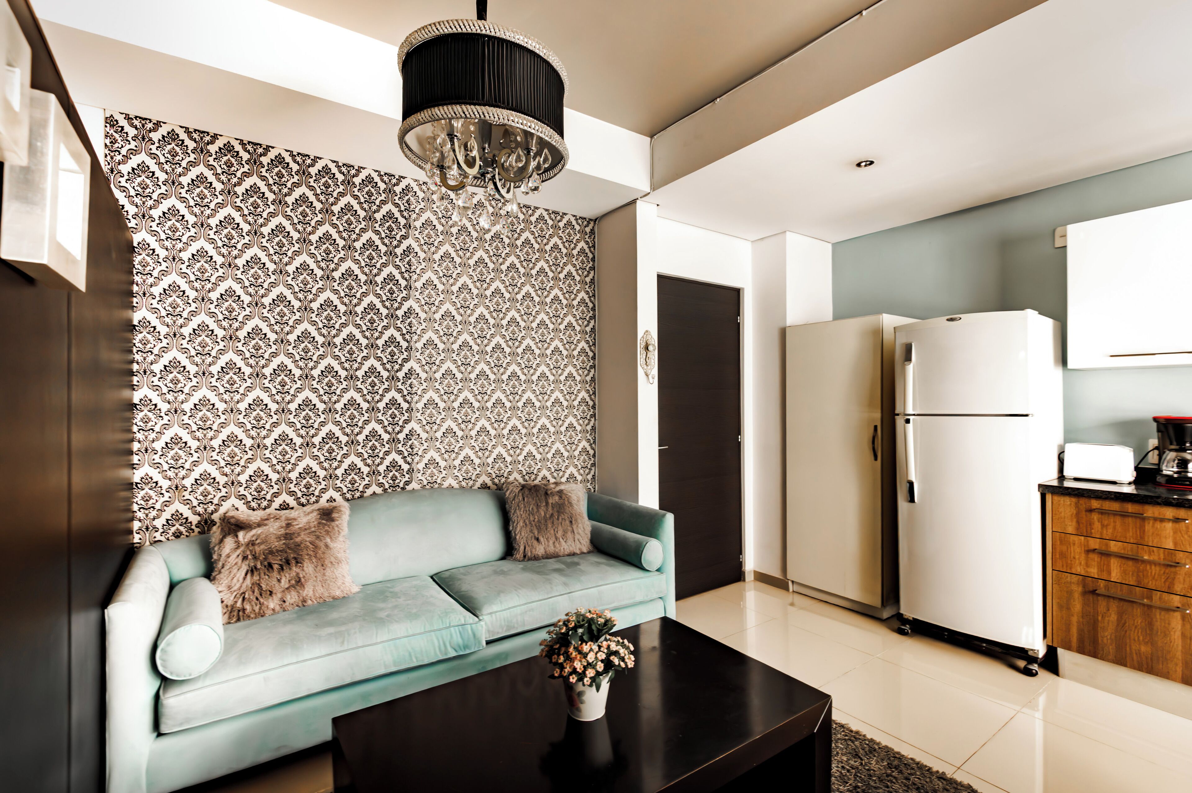 Departamento superior, 1 habitación, acceso a la alberca, torre | Sala de estar | Smart TV, chimenea y piso con calefacción 