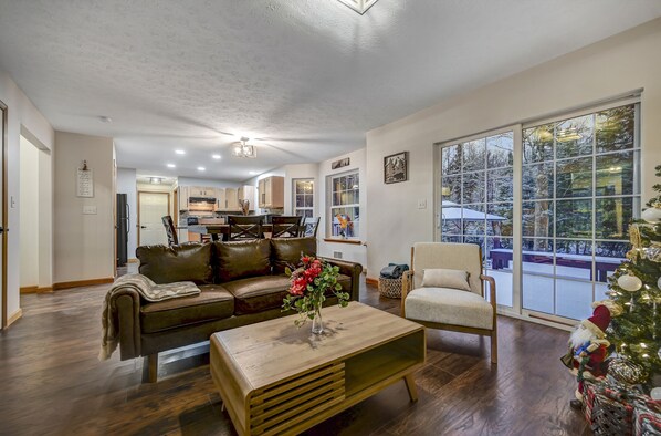 Living area - Beautiful Newly Updated Pocono House! (Long Pond)