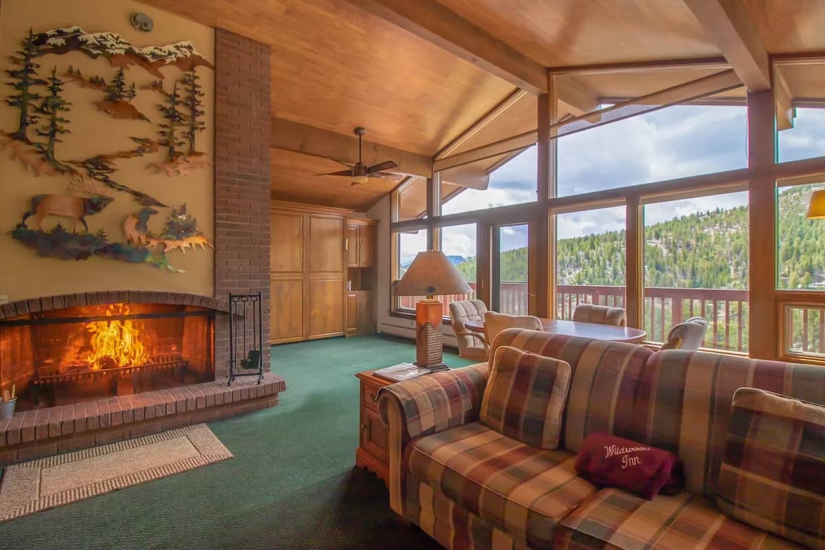 Deluxe House, 2 Bedrooms, Hot Tub, Mountain View | Living area | 32-inch LCD TV with digital channels, Netflix, Hulu