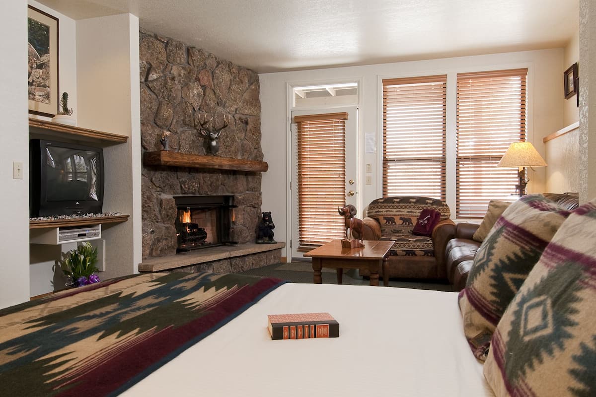 Superior Studio, Multiple Beds, Hot Tub, Mountainside | 1 bedroom, soundproofing, iron/ironing board, free WiFi