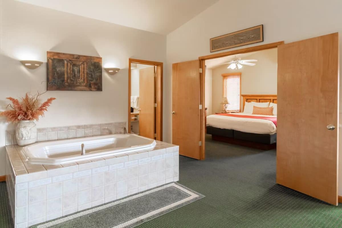 Deluxe Suite, Multiple Beds, Jetted Tub | 1 bedroom, soundproofing, iron/ironing board, free WiFi