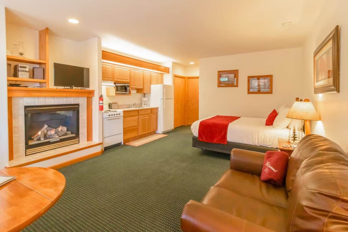 Classic Studio Suite, 1 Queen Bed with Sofa bed, Kitchenette, Mountainside | 1 bedroom, soundproofing, iron/ironing board, free WiFi