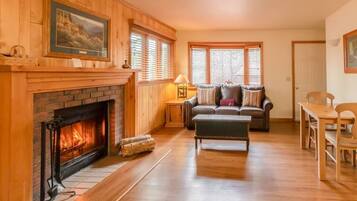 Family Suite, Kitchen, Ground Floor | Living area | 32-inch LCD TV with digital channels, Netflix, Hulu