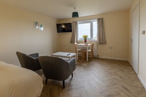 Premium bedding, down comforters, pillowtop beds, individually decorated - Wick Bay Apartments (Wick)