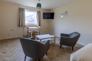 Studio, 1 Doppelbett, Blick auf den Innenhof | Wohnbereich | 42-Zoll-Smart-TV mit Satellitenempfang