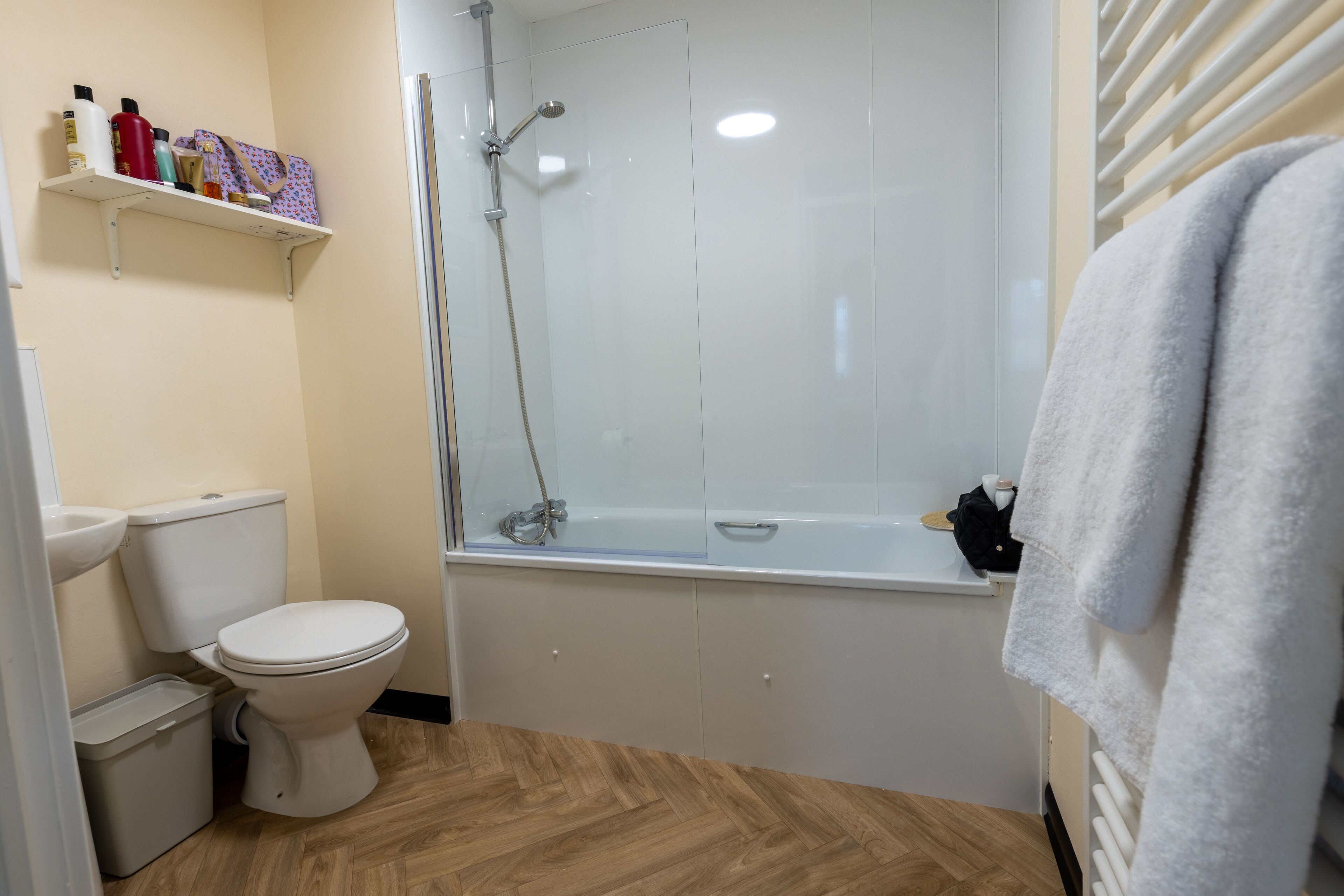 Combined shower/bathtub, rainfall showerhead, free toiletries