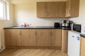 Fridge, microwave, electric kettle, toaster - Wick Bay Apartments (Wick)