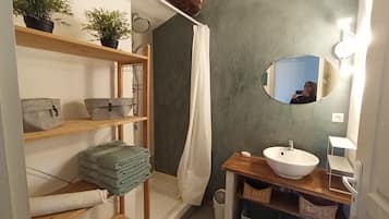 淋浴设施、吹风机、毛巾、卫生纸