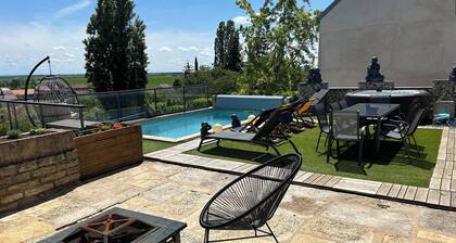 Maison de campagne avec piscine à 15 minutes de Dijon, idéal pour les familles.