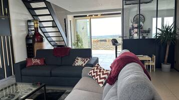 Smart TV, videogames, pebolim, mesa de pingue-pongue