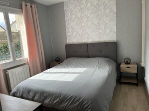 3 bedrooms, travel cot, free WiFi, bed sheets