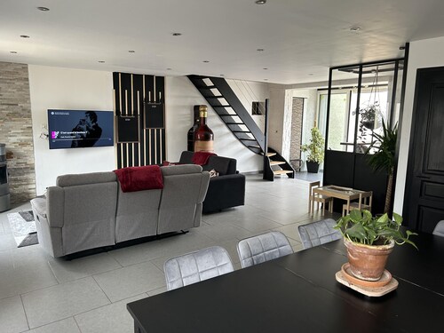 Maison de campagne avec piscine à 15 minutes de Dijon, idéal pour les familles.