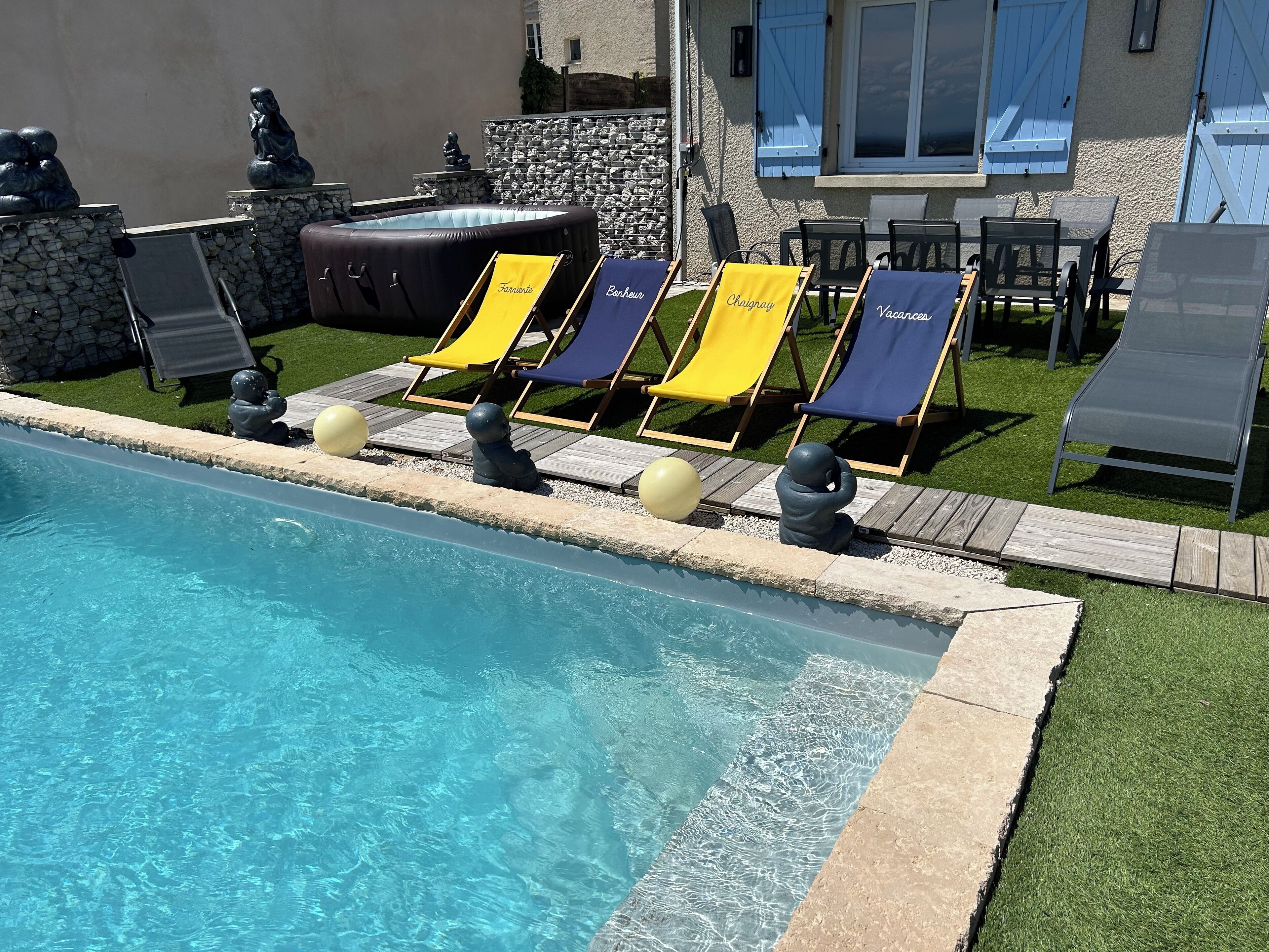 Een buitenzwembad en een verwarmd zwembad