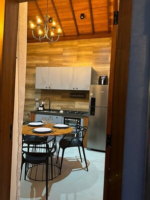 Fridge, microwave, oven, stovetop - Chalé Cantin Casa Temporada 900 m Centro Tiradentes (Tiradentes)