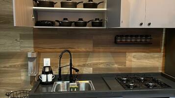Geladeira, micro-ondas, fogão, cooktop