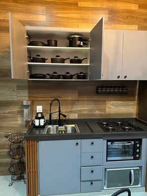 Fridge, microwave, oven, stovetop - Chalé Cantin Casa Temporada 900 m Centro Tiradentes (Tiradentes)