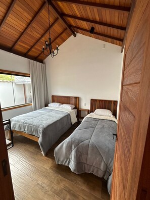 2 bedrooms, travel cot, free WiFi, bed sheets