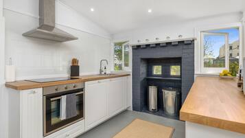 Kühlschrank, Geschirrspüler, Wasserkocher mit Kaffee-/Teezubehör