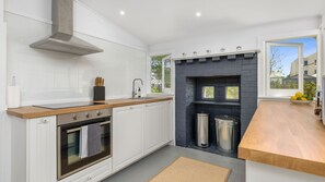 Kühlschrank, Geschirrspüler, Wasserkocher mit Kaffee-/Teezubehör