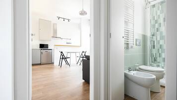 Shower, hair dryer, bidet, towels