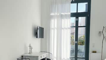 1 habitación, escritorio, tabla de planchar con plancha y cuna de viaje