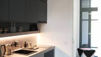 Frigorífico, placa de cocina, cafetera o tetera y hervidor eléctrico