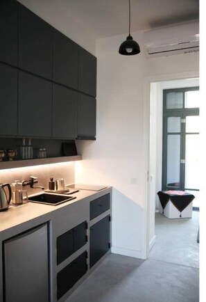 Fridge, stovetop, coffee/tea maker, electric kettle