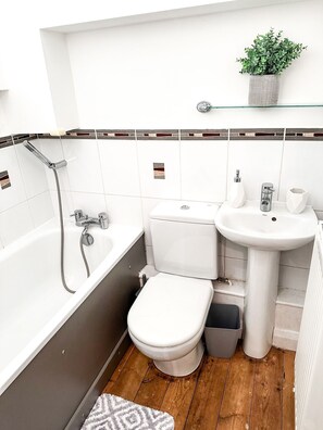 Shower, hair dryer, towels, soap - Modern One Bed Apartment Nottingham City Centre Sleeps 4 / Family friendly (nottingham)
